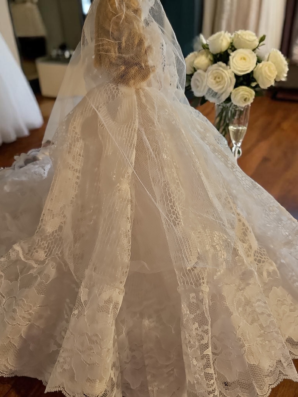 Mattel vintage Barbie Doll in White Lace Wedding Gown - Picture 3 of 10
